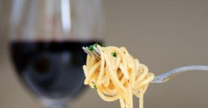 corretta-alimentazione-dieta-mediterranea-pasta-vino-accoppiata-ideale