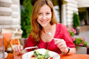 woman-eating-salad-at-cafe
