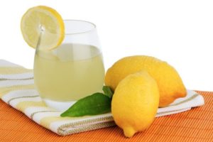 La bevanda depurativa e bruciagrassi al limone