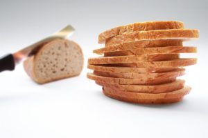 Il pane fa ingrassare? E come mangiarne meno?