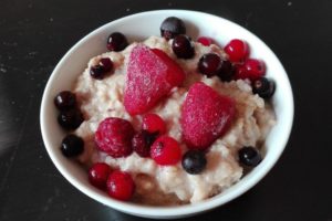 Colazione dietetica e sana con il porridge al saraceno