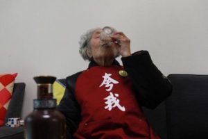 Nonna centenaria spiega la sua dieta della longevità