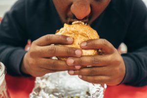 Le persone sovrappeso mentono sulla dieta?