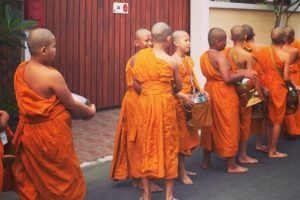 La dieta dei monaci thailandesi: sono tutti sovrappeso
