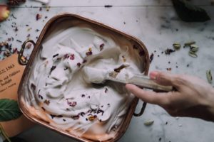 Yogurt gelato fatto in casa: 90 calorie a porzione