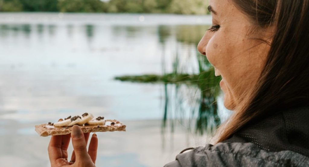 donna in menopausa che mangia un cracker