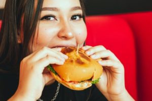 Mangiare tutto ciò che si vuole e altri falsi miti dietetici