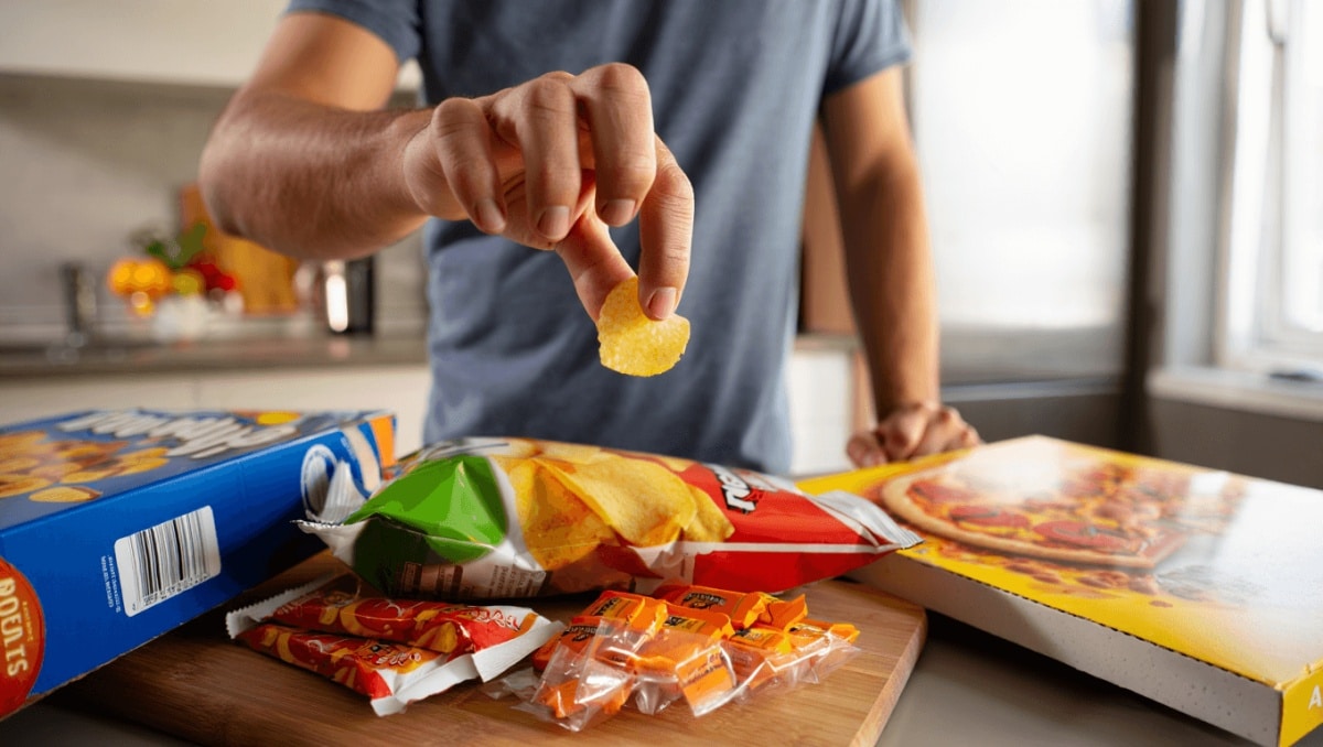 Gli alimenti ultra-processati causano comportamenti da vera e propria dipendenza da sostanze