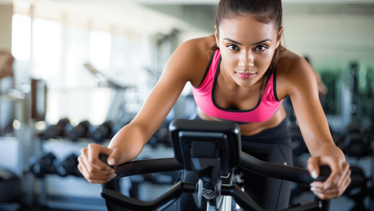 Con l'indoor cycling cosce più snelle, glutei più sodi e... mente reattiva