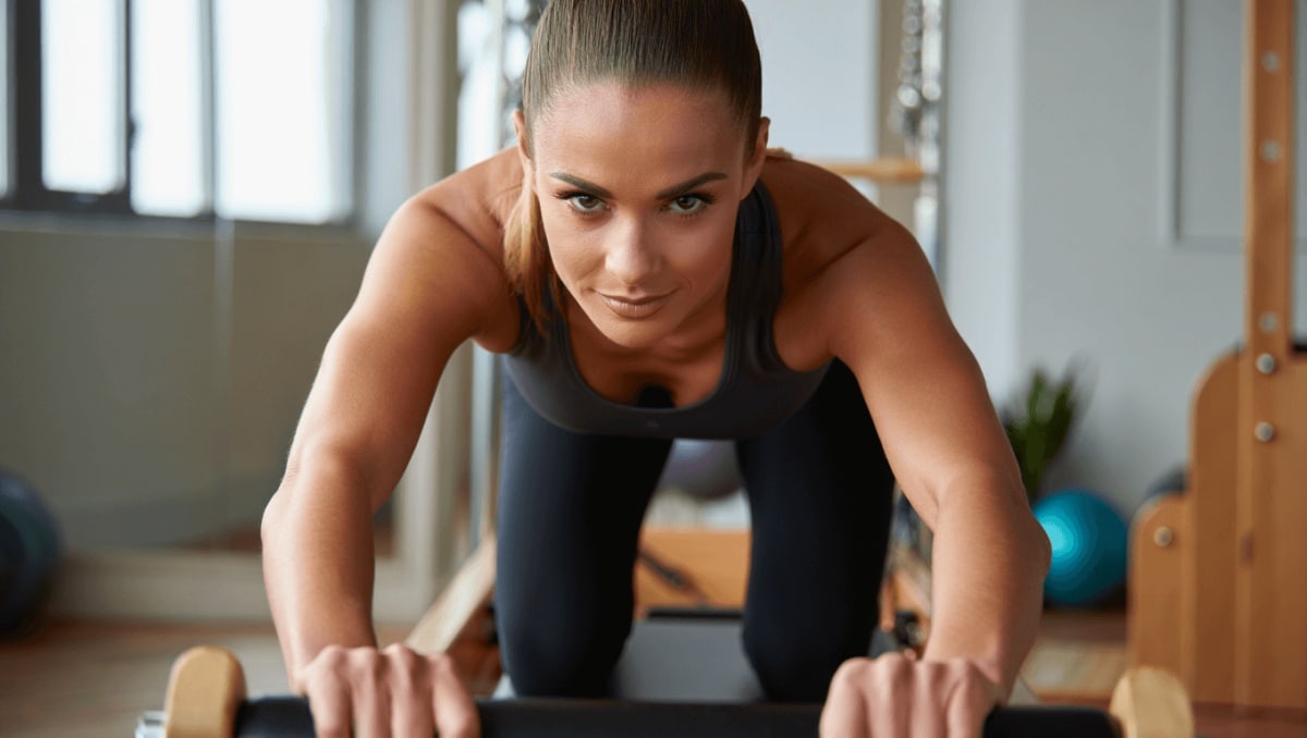 Mai più pancia gonfia e spalle curve! Con questi 4 esercizi di Pilates Chair