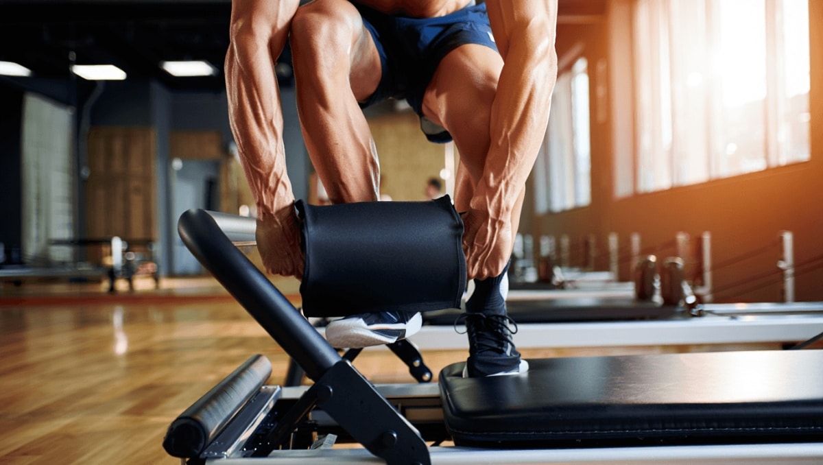 Uomini, volete potenziare i muscoli delle gambe? Il Reformer è l'attrezzo che vi serve
