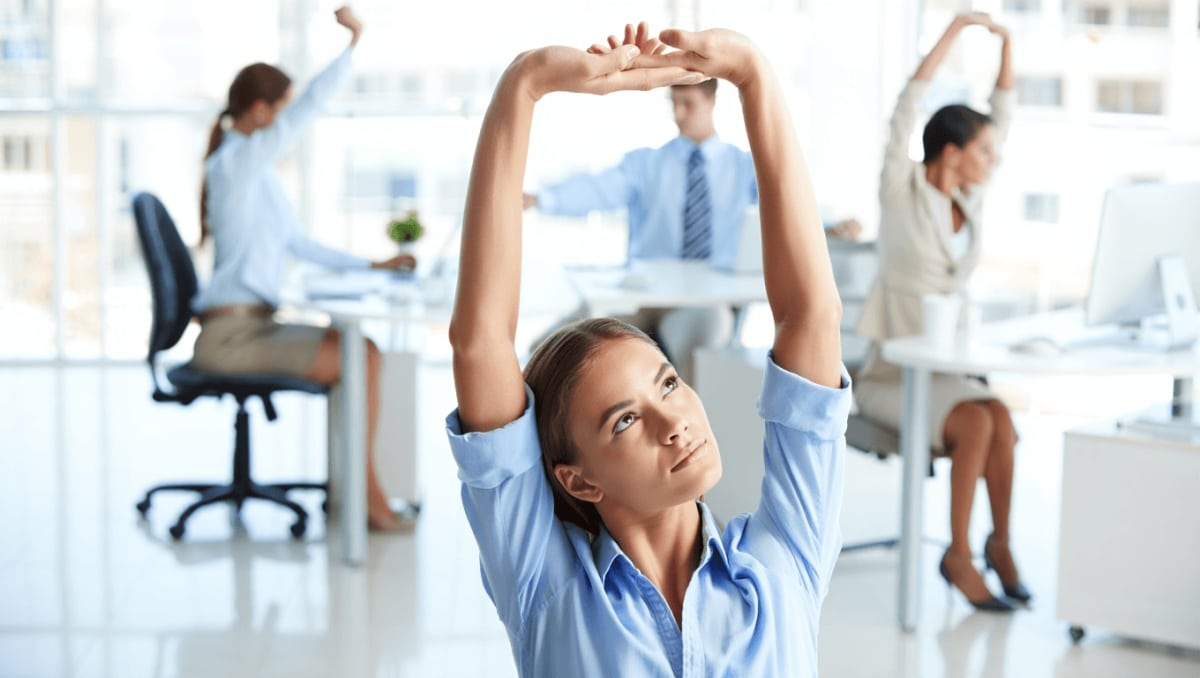 Stretching veloce alla scrivania per sciogliere le spalle