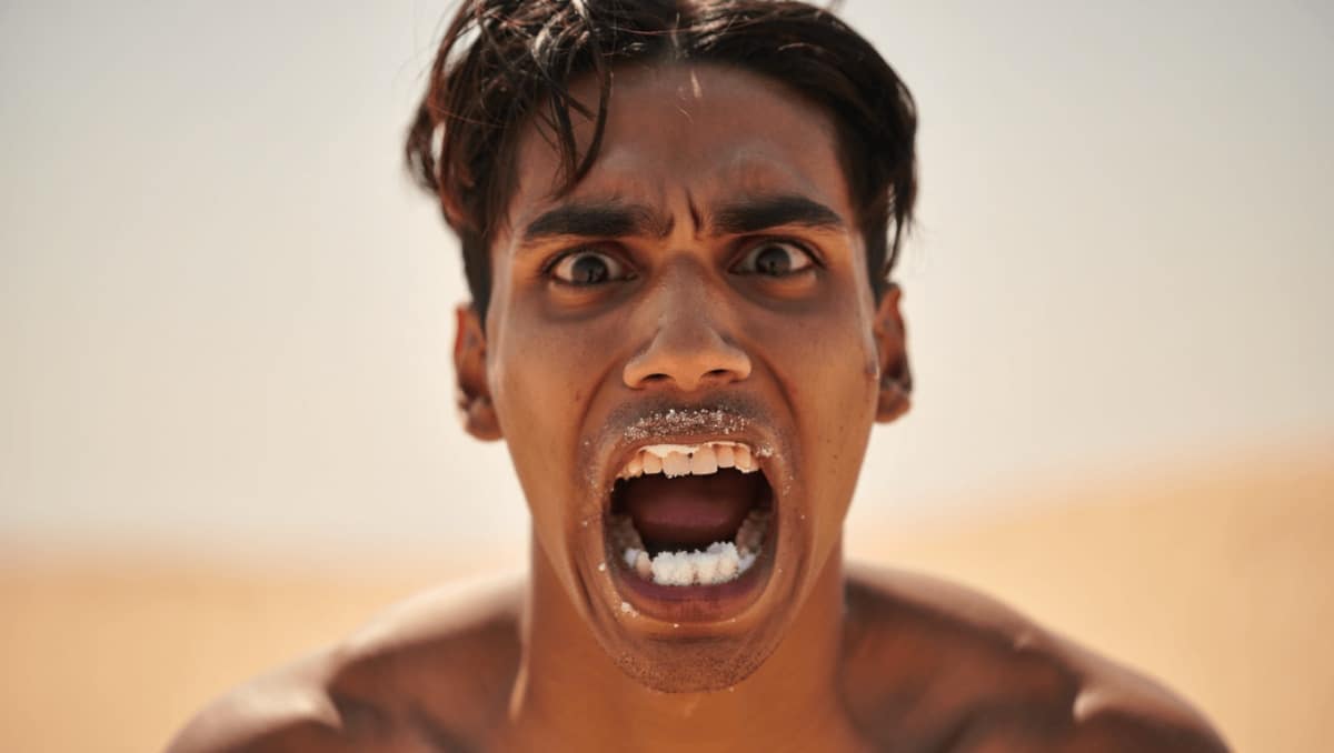 Come lo zucchero corrode i denti in pochi secondi: cosa succede nella tua bocca