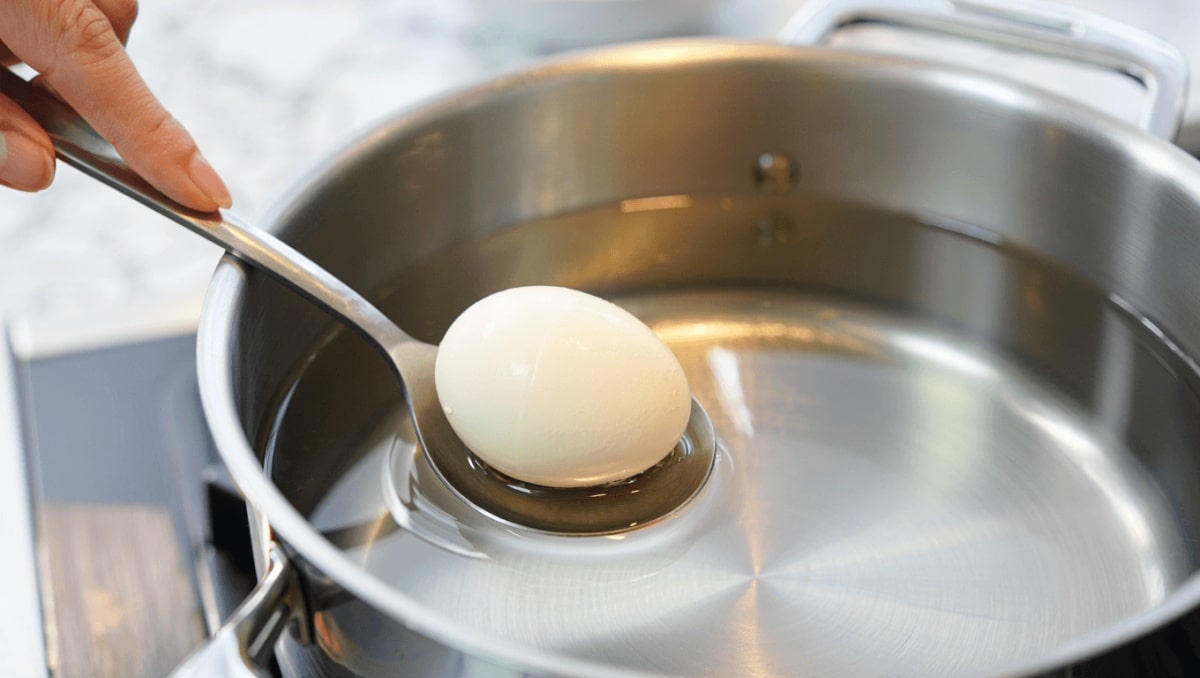 Uova sode: piccolo ingrediente nell’acqua per sbucciarle senza sforzo