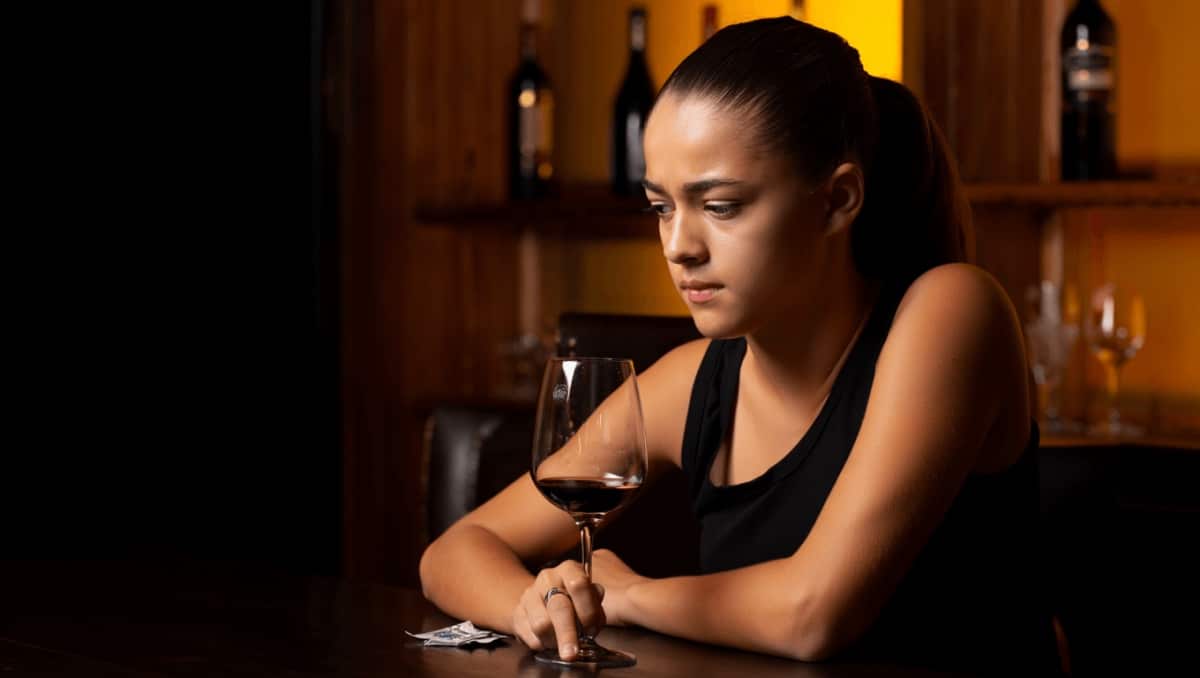 Cresce il consumo di alcol in Italia, boom di binge drinker tra le donne: i dati dell’Iss