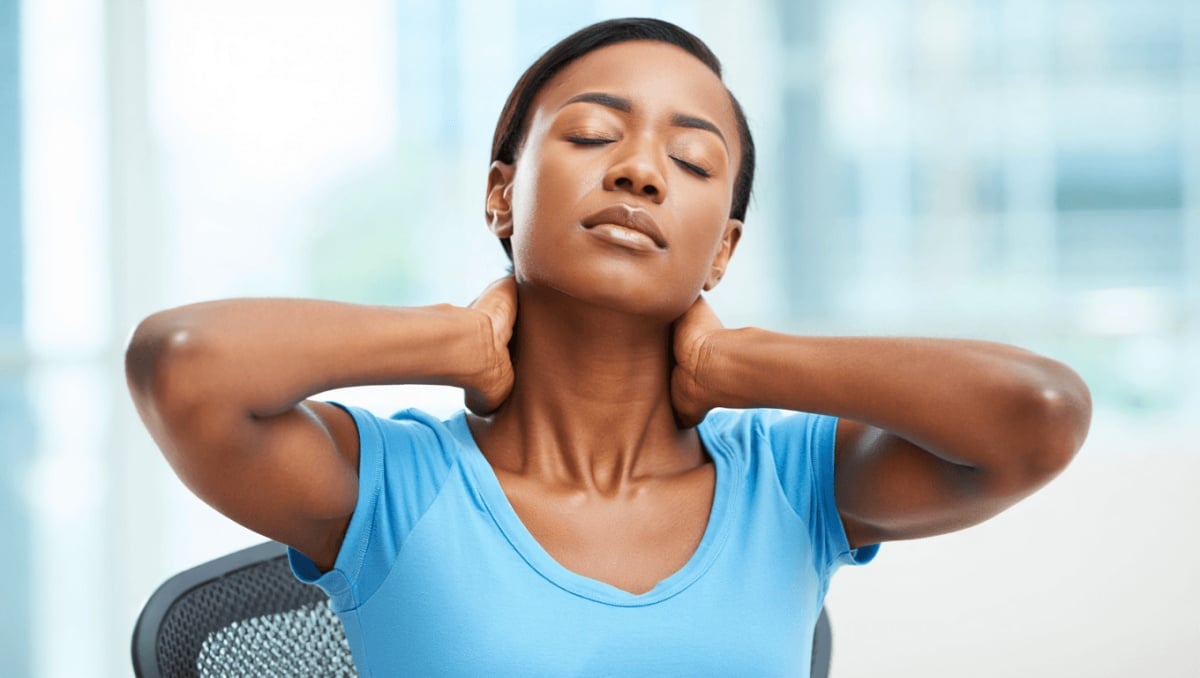 Cervicale da stress? Tre mosse facili per sciogliere collo e spalle in 3 minuti