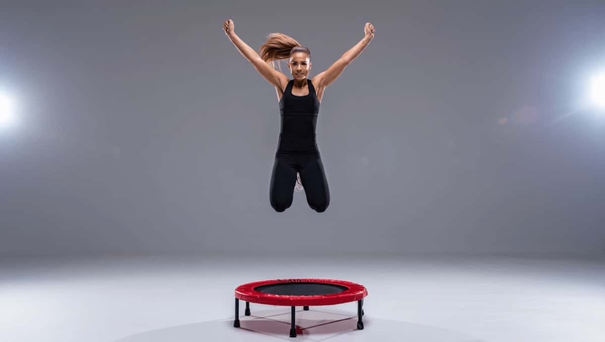 Salta sul trampolino elastico, divertiti e resta in forma! 3 esercizi total body con Jill Cooper