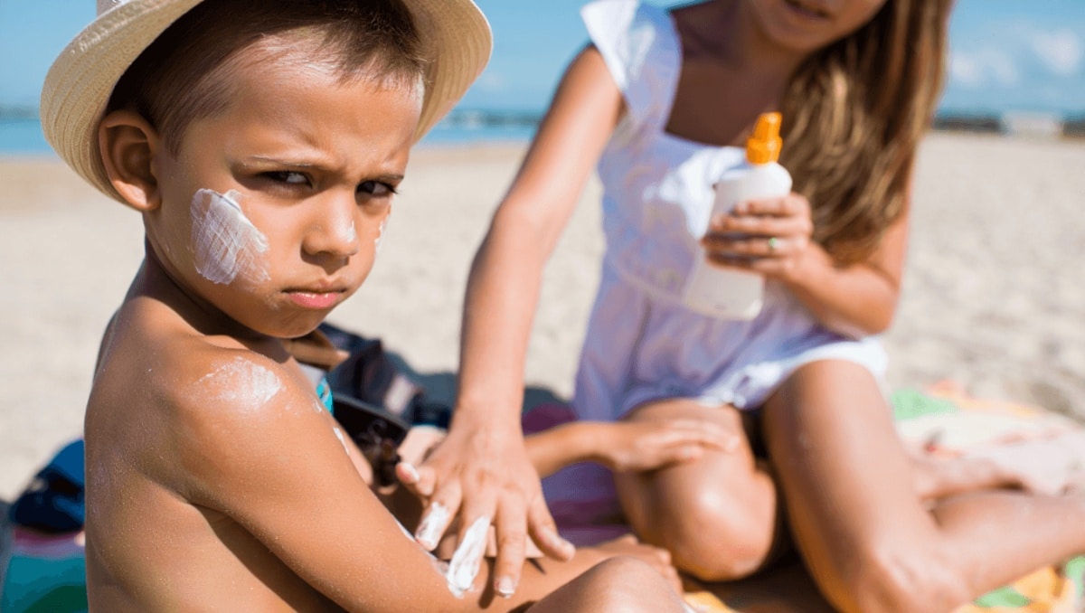 Melanoma nei bambini: 10 convinzioni sbagliate da smontare e come proteggere i figli