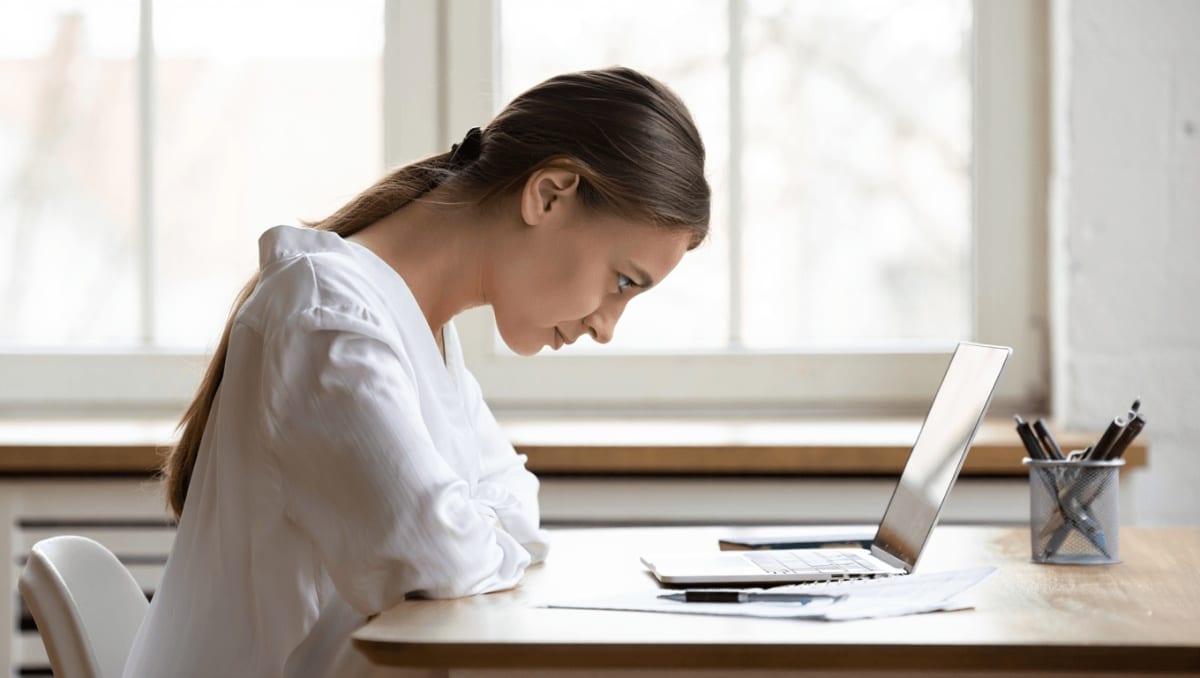 Smartphone e pc danneggiano collo e postura: 4 esercizi per rimediare