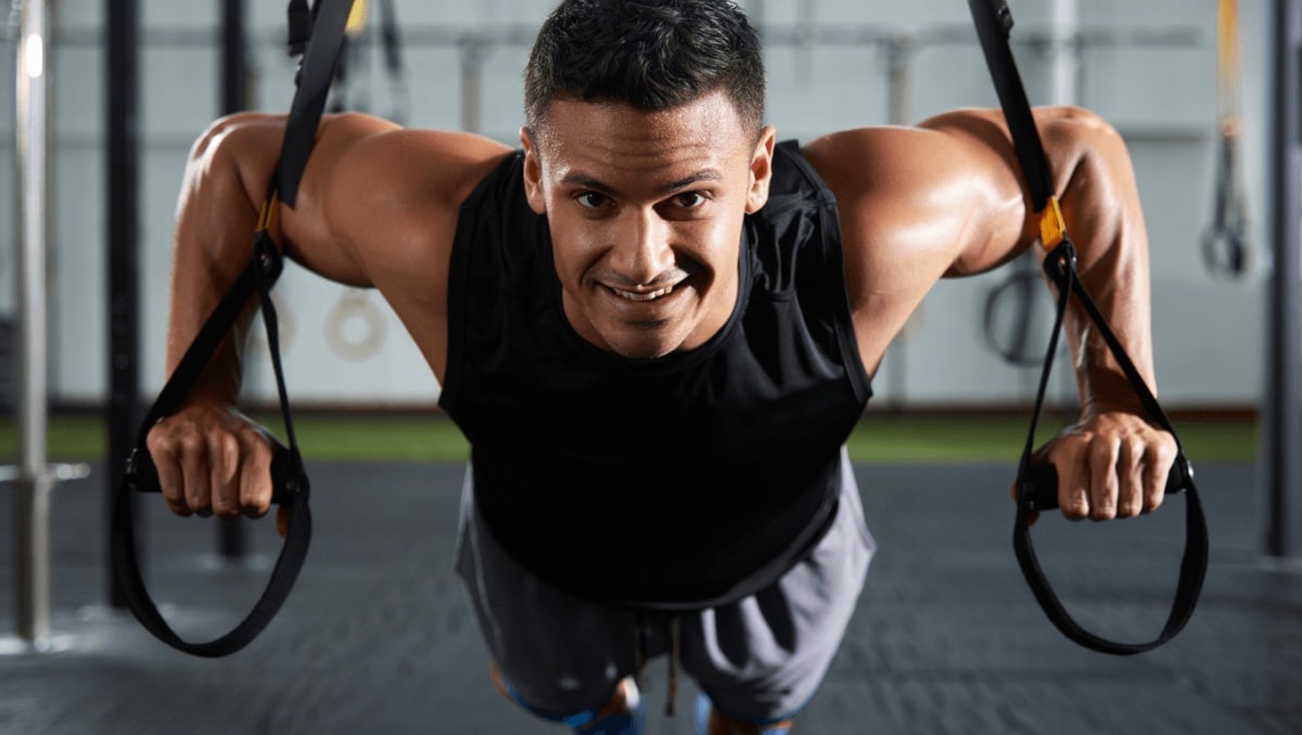 Come definire le braccia con il TRX. Gli esercizi consigliati dal trainer