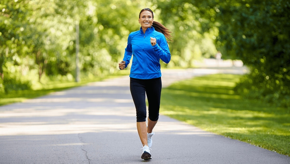 camminare migliora longevità e forma: studio spiega come farlo