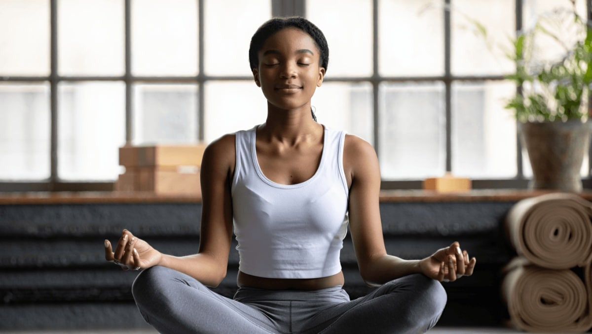 Tre posizioni yoga per alleviare i dolori mestruali in tre minuti