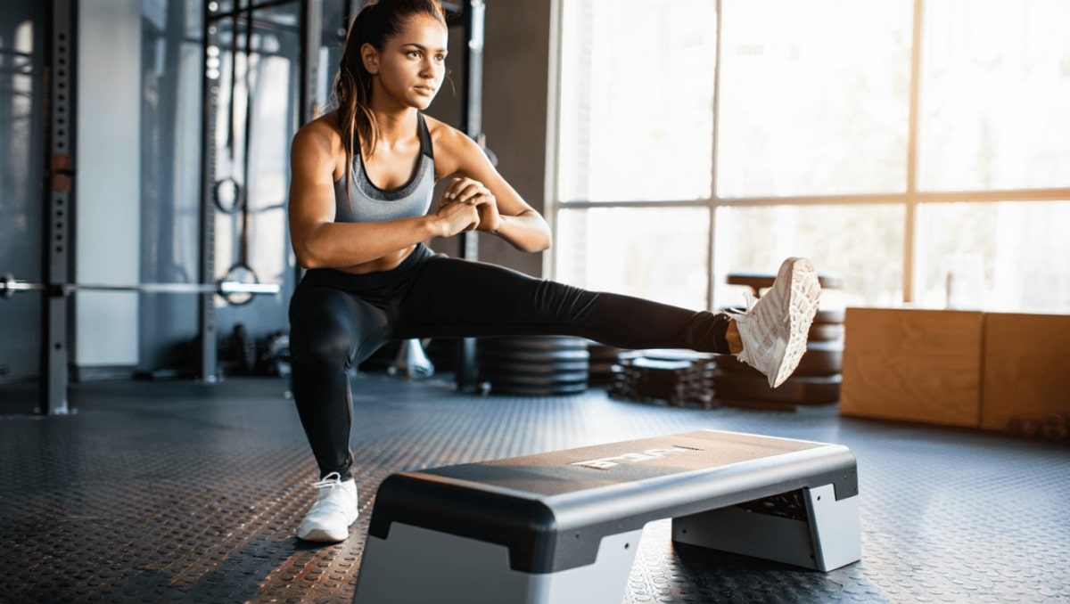 Split Squat Jump con step: l’arma in più per gambe esplosive e potenza unilaterale