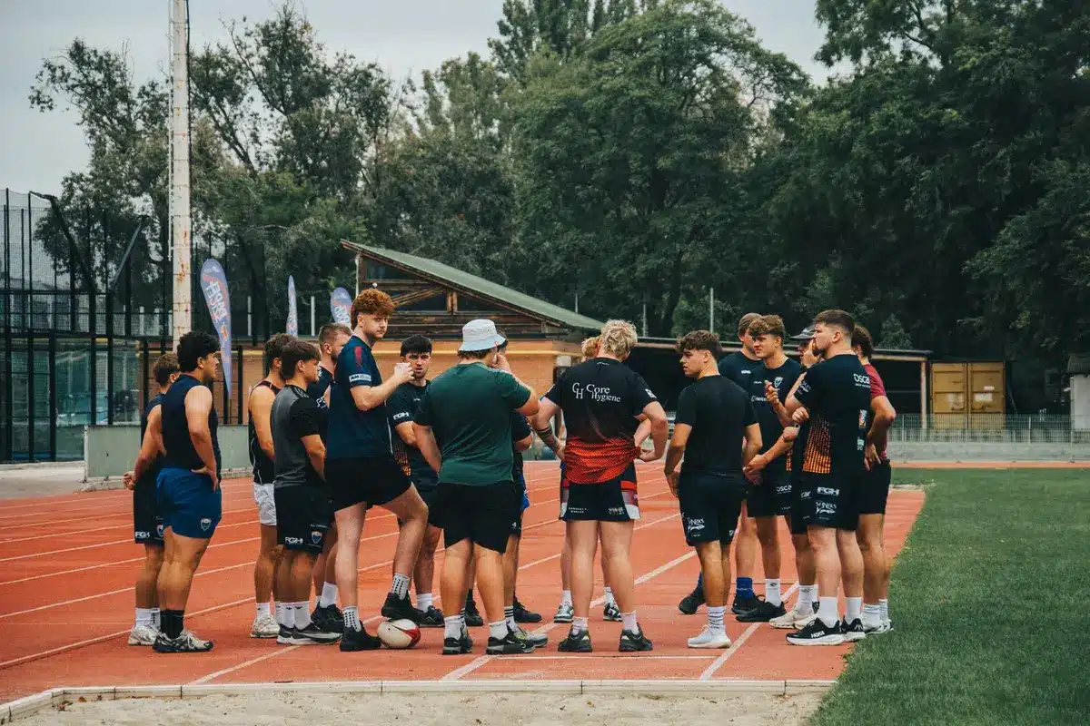 Atleti si preparano e allenano per competizioni di functional fitness