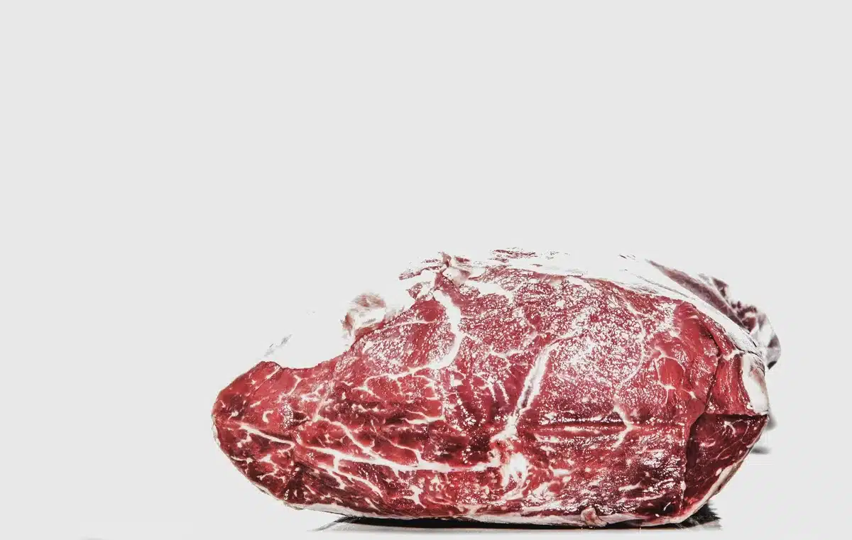 Porzione di carne magra affettata su un piatto, ricca di proteine