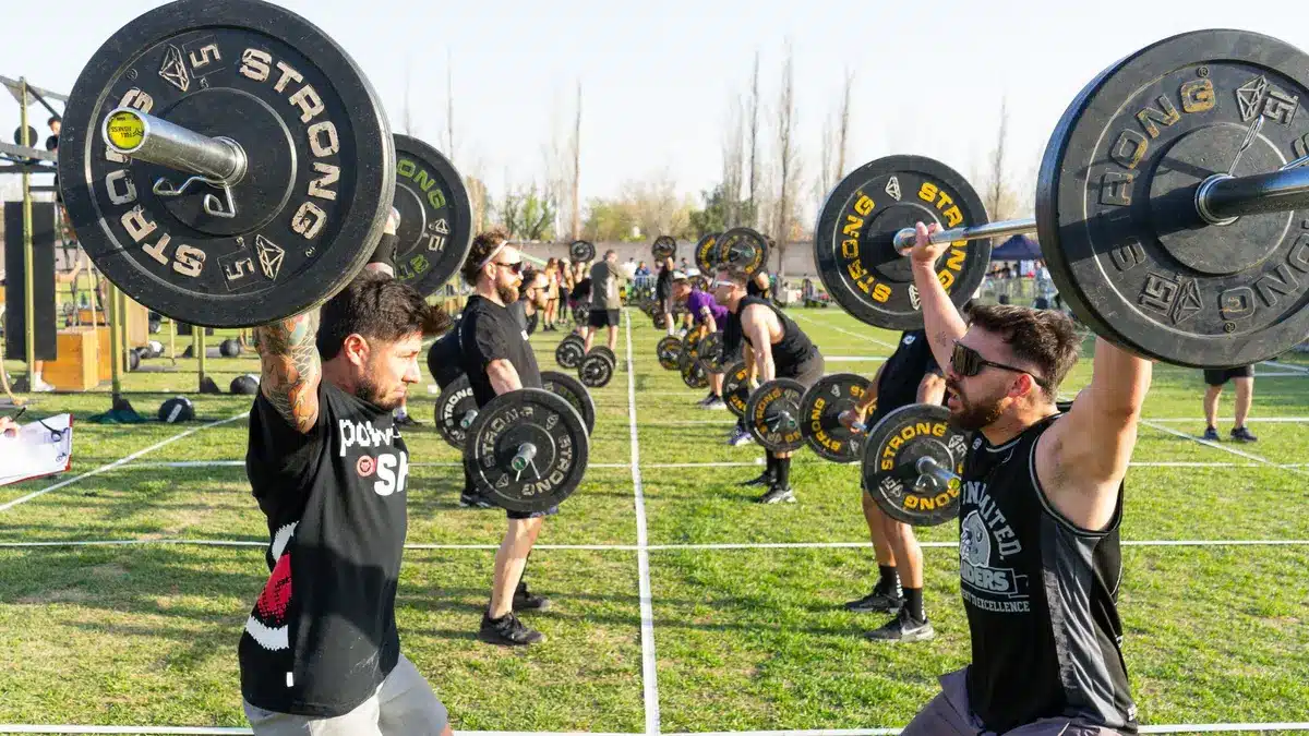 Gruppo di persone che eseguono un circuito di allenamento all'aperto