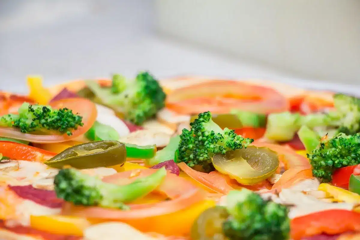 Cena leggera con proteine magre e verdure su piatto, ore serali