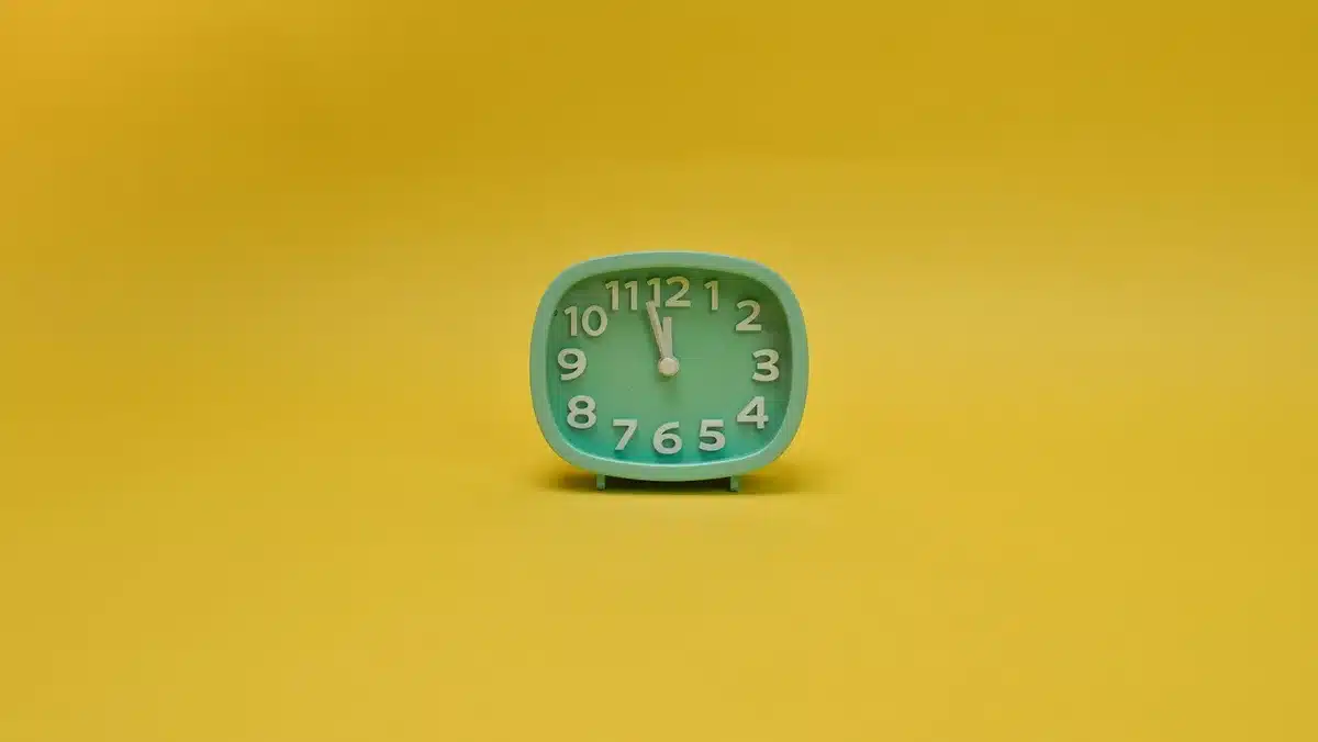 Orologio da parete con piatti e posate, che illustra il concetto di finestra alimentare limitata nel tempo