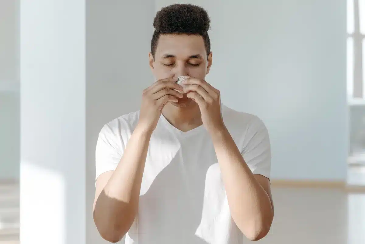 Goccioline respiratorie che si diffondono durante uno starnuto o colpo di tosse
