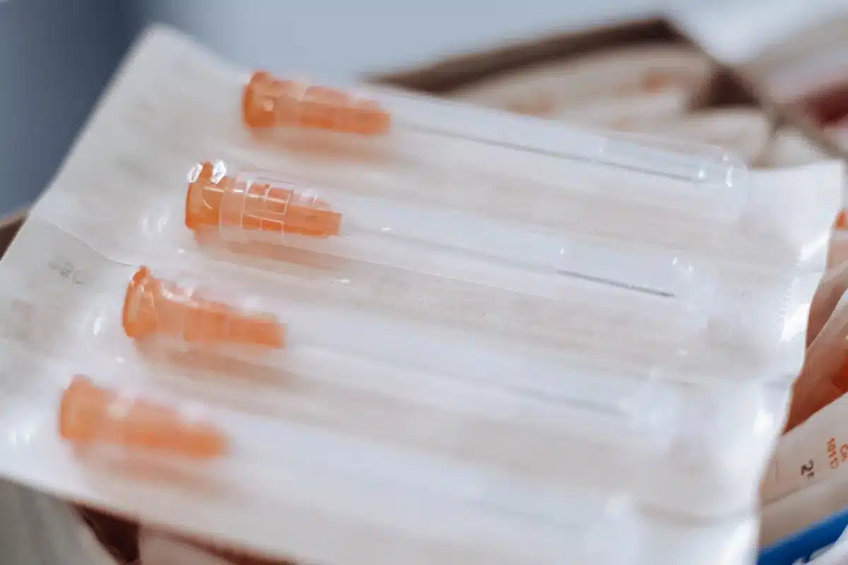 Vaccinazione con siringa per prevenzione malattie infettive