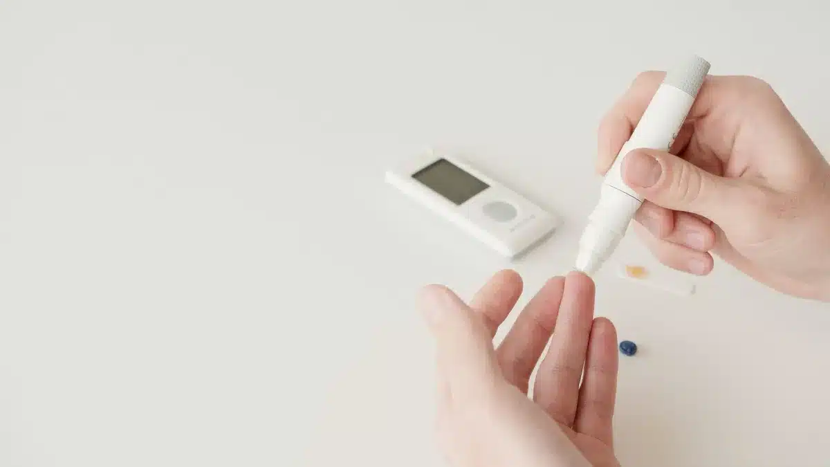 Controllo della glicemia con glucometro su scrivania medica