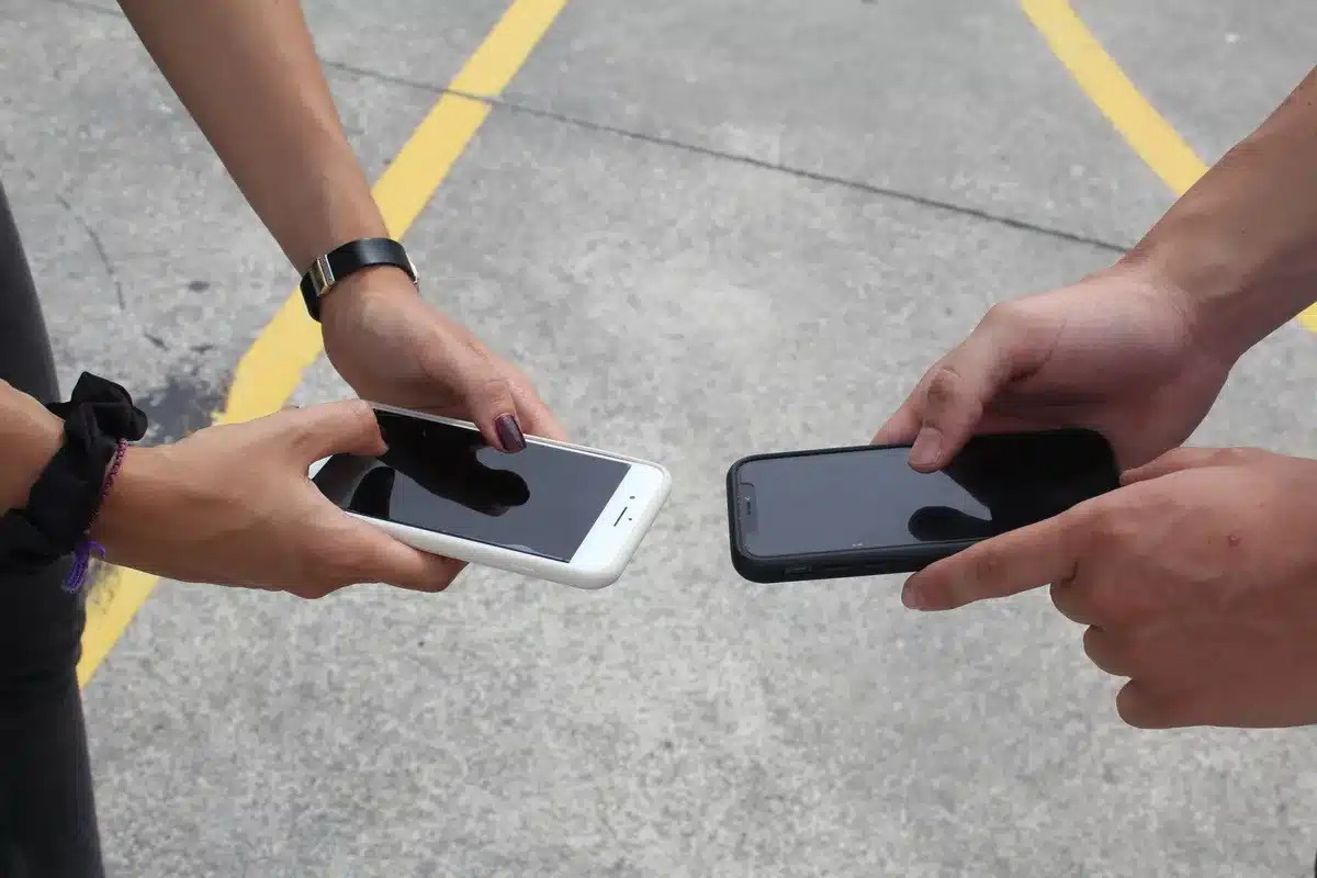 Uno schermo di smartphone mostra filtri e modelli estetici, rappresentando la pressione visiva dei social network.
