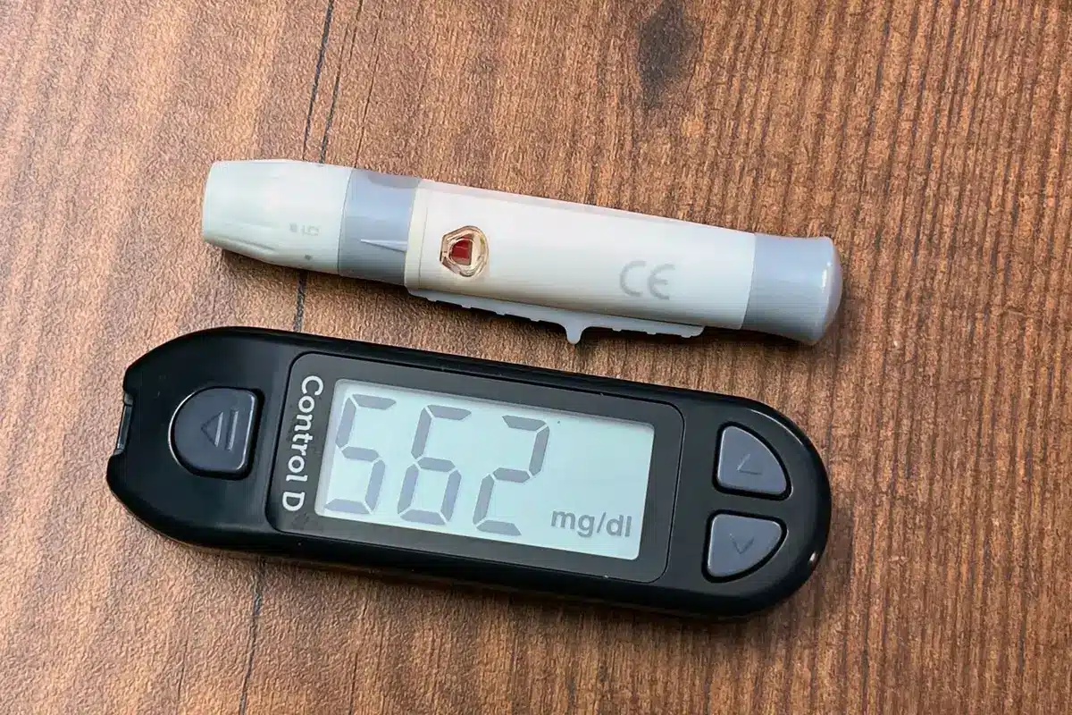 Esame del sangue e dati metabolici su una scrivania medica
