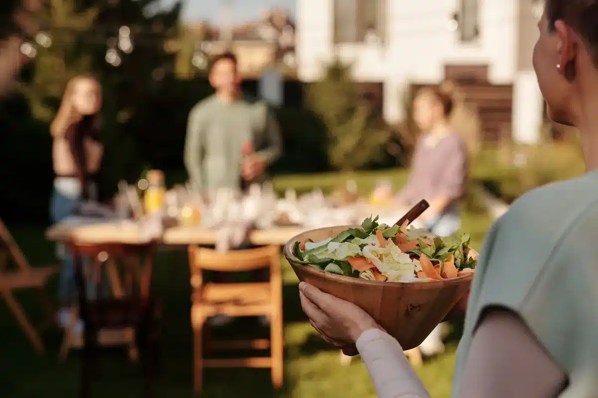 Insalata fresca con verdure colorate e olio extravergine in una ciotola, ideale per picnic estivi.