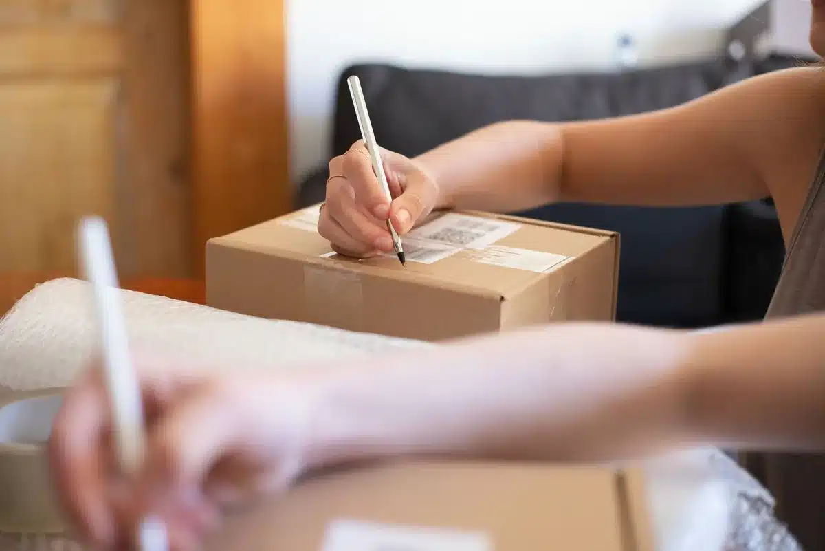 Mani che controllano l'etichetta e il numero di lotto su una confezione di formaggio