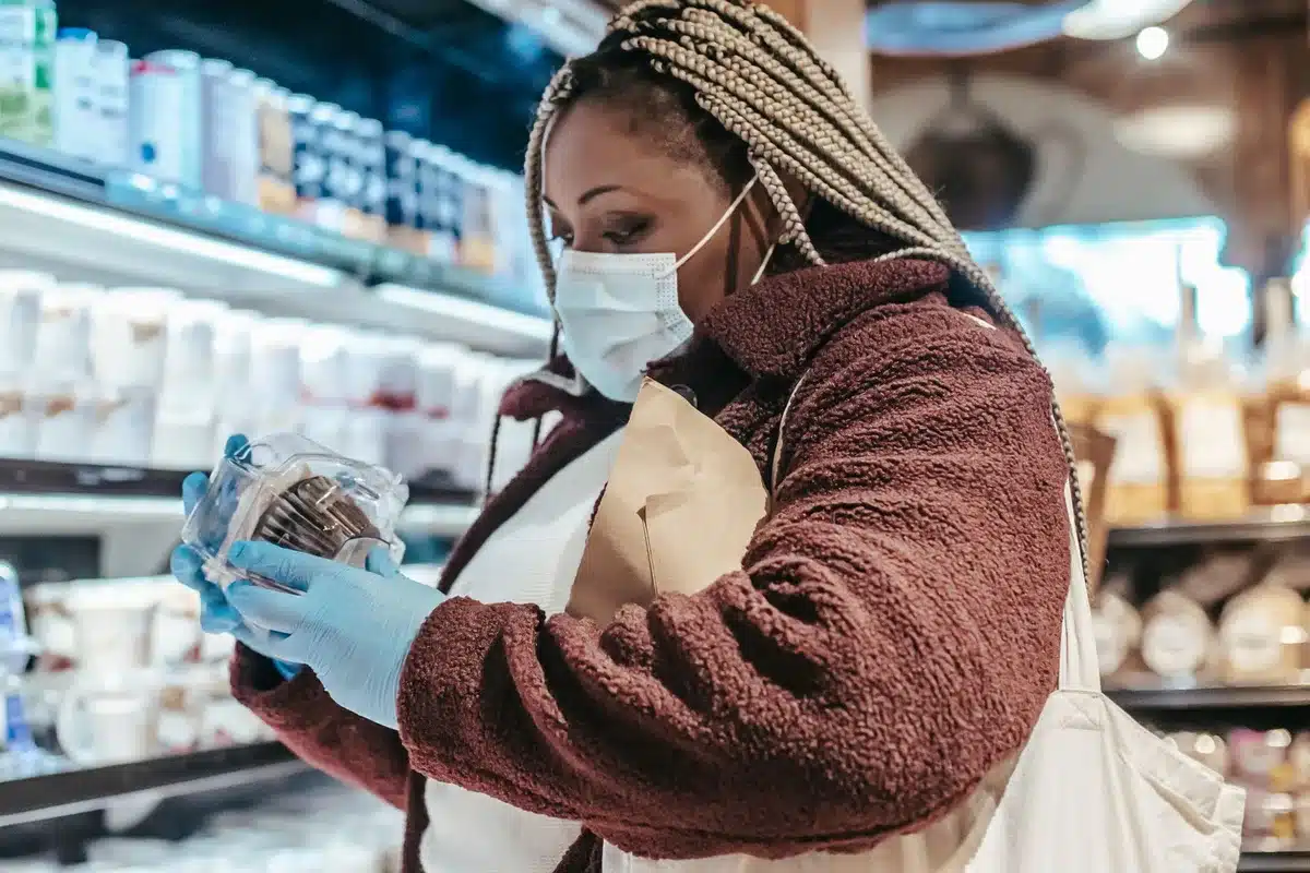 Laboratorio di analisi alimentare con provette e attrezzature di controllo