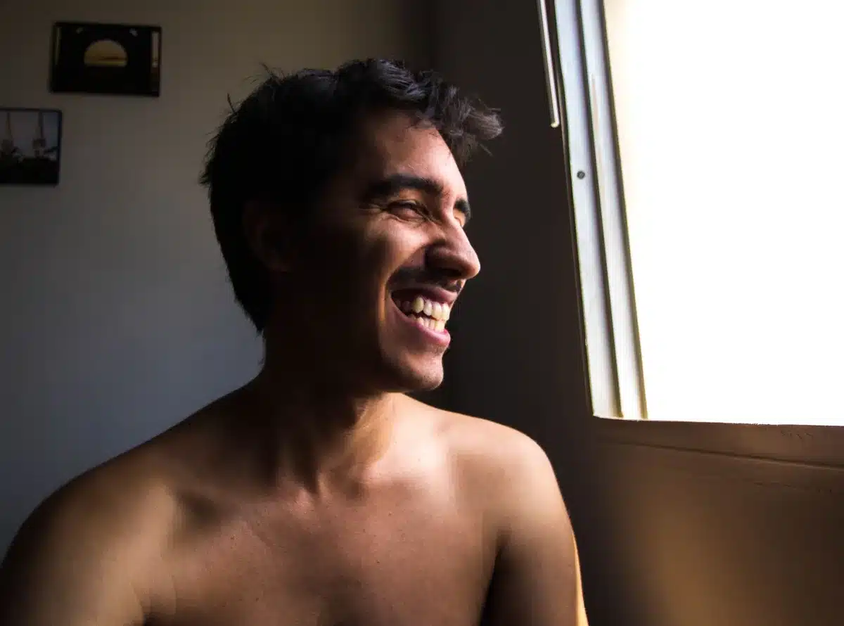 Persona esposta alla luce naturale del mattino vicino a una finestra
