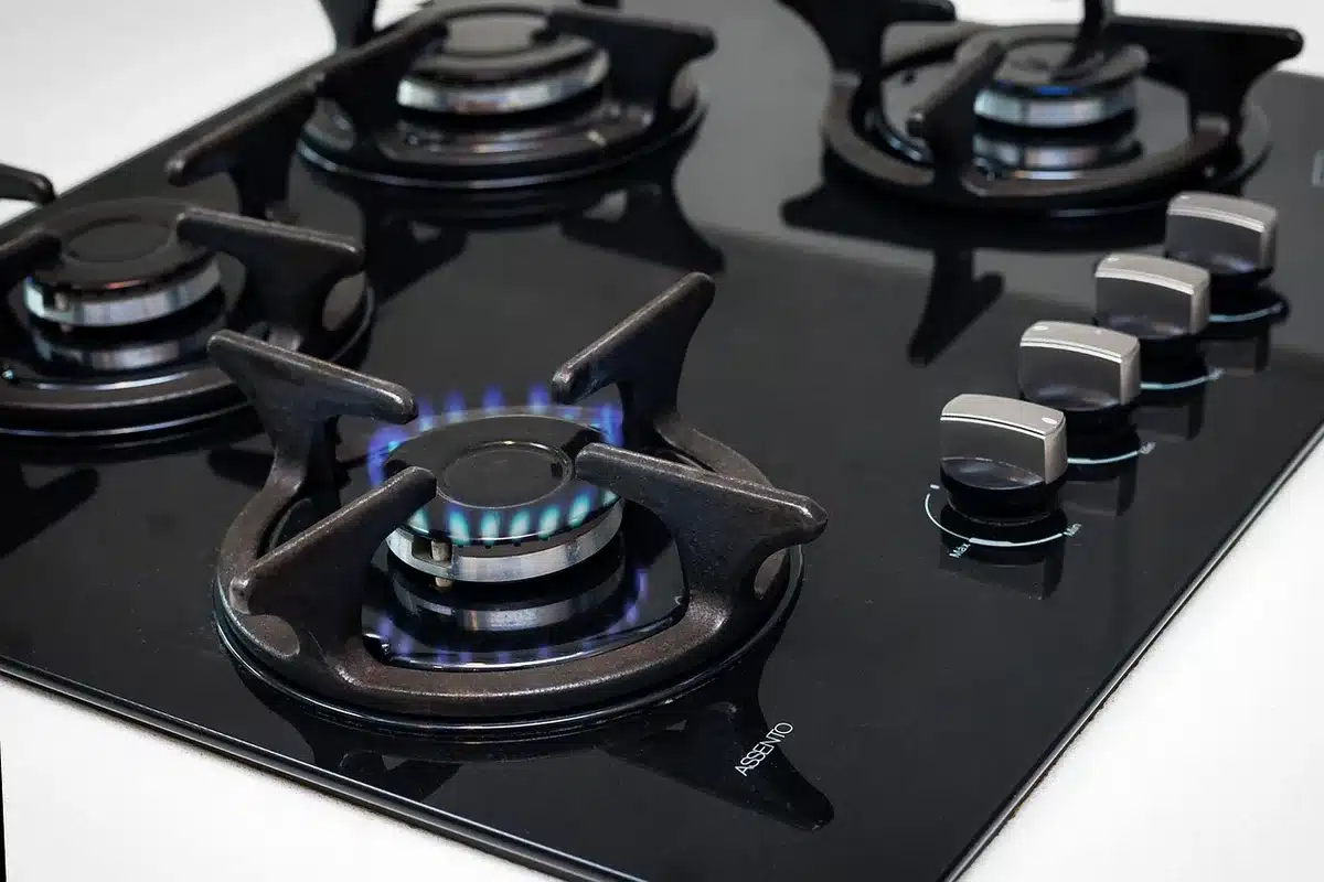 Cucina con piano cottura a gas e finestra aperta per garantire una corretta ventilazione