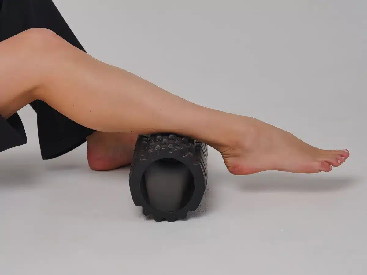 Esercizio con foam roller sui glutei e bicipite femorale per il rilascio miofasciale