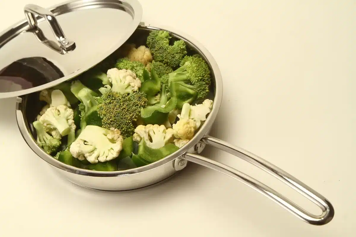 Verdure a foglia cotta al vapore in una pentola, per preservare i nutrienti