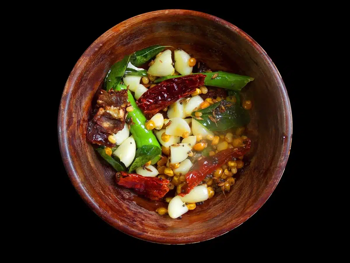 Spicchi d'aglio accanto a una ciotola che rappresenta il microbiota