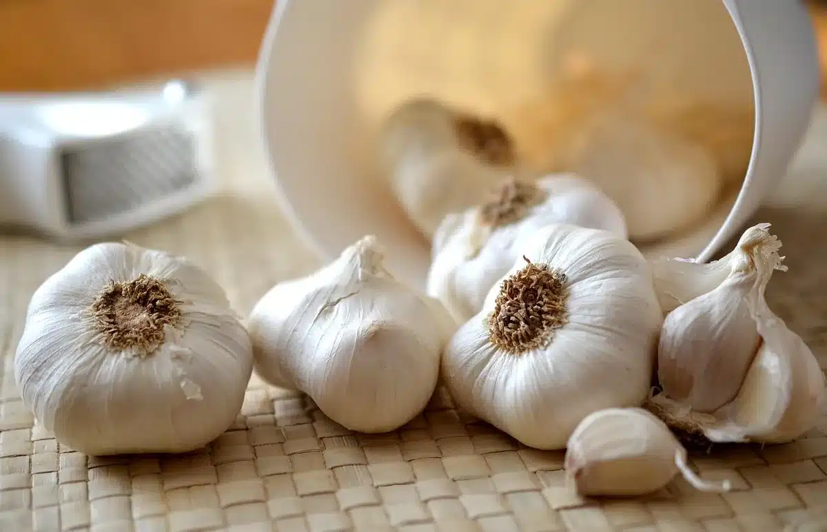 Aglio schiacciato su un tagliere che riposa prima della cottura