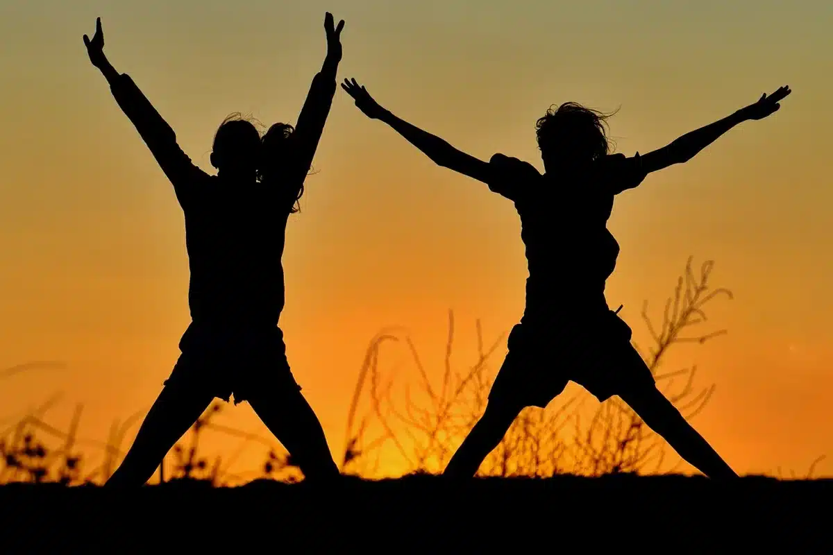 Esercizi a corpo libero: jumping jacks e squat in un piccolo spazio