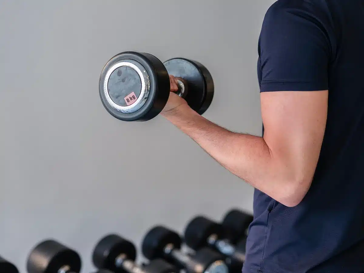 Mani con guantini e corda per saltare su pavimento da palestra, scena anonima