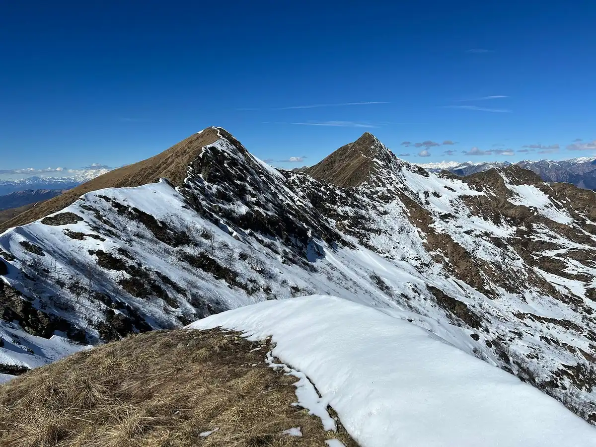 Struttura sportiva riconvertita in centro benessere con montagne sullo sfondo