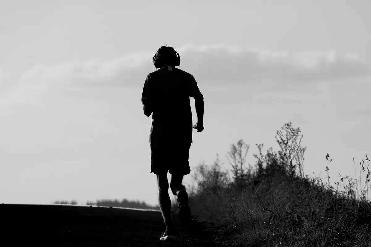 Corridore che cammina lentamente per il defaticamento post-corsa